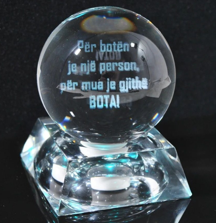 Kristal ne forme Sfere i Personalizuar ( diametri 10 cm )