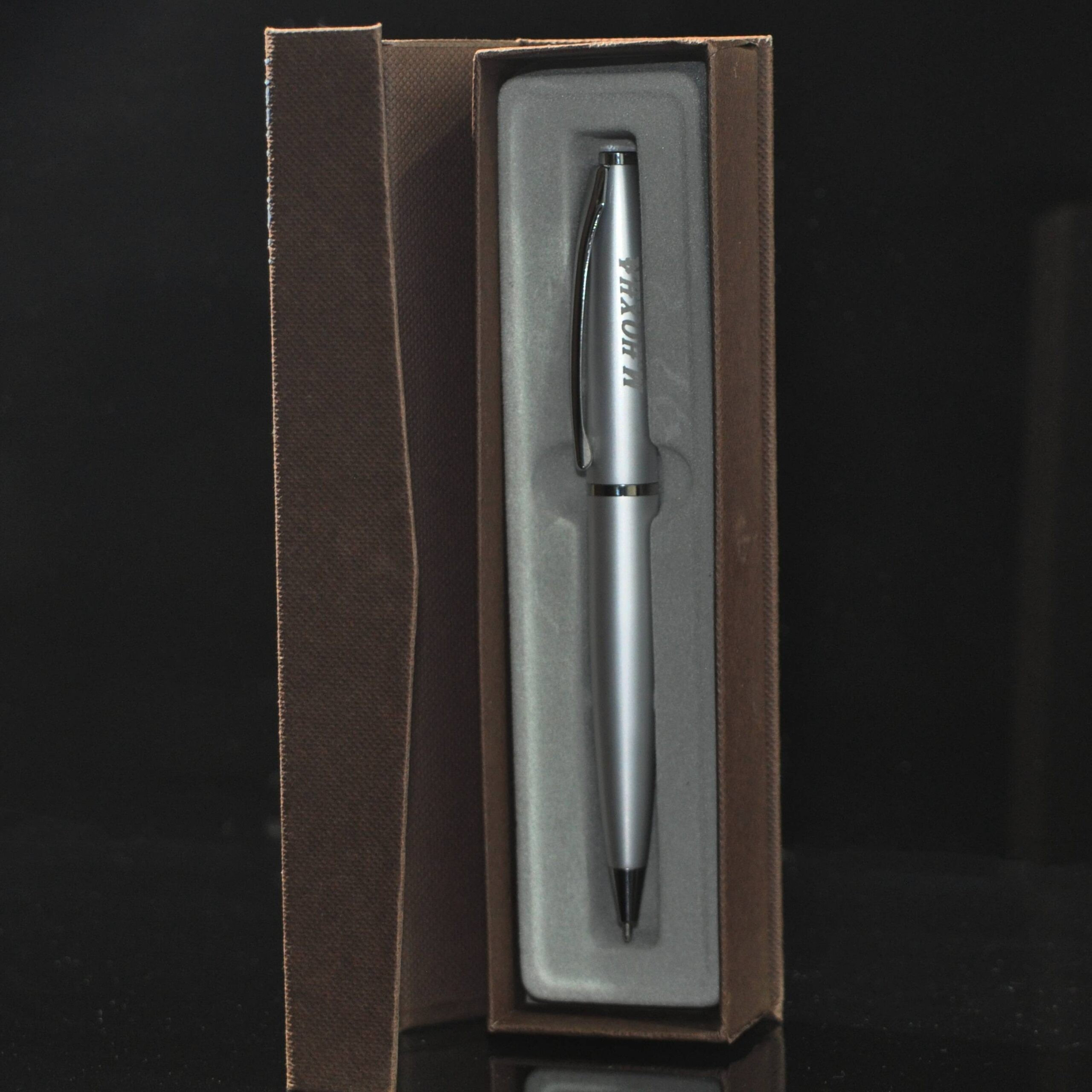 Stilolaps Gri Ne Kuti Te Personalizuar